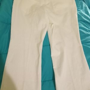 Ladies Ruby Rd white capris NWT!